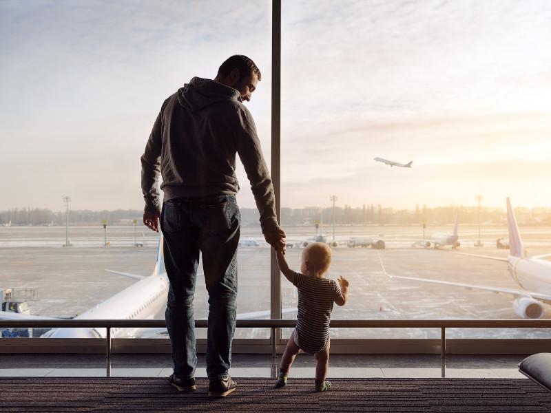「father and child airport」的圖片搜尋結果