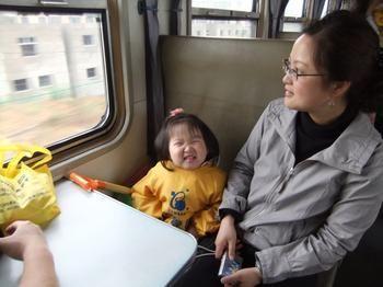 「火車上媽媽孩子」的圖片搜尋結果