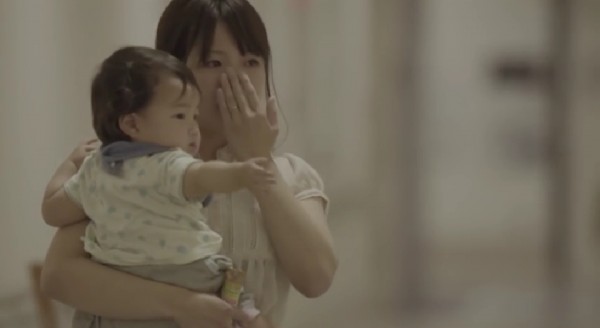 看到老公精心布置的走廊，顧不得寶寶還抱在手中，感動得哭了起來。（圖片擷取自youtube影片）