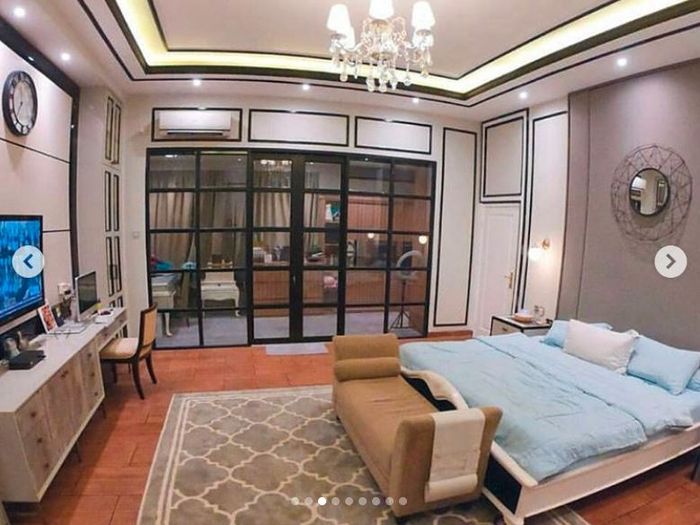 Salah satu kamar tidur yang ada di rumah mewah Arie Untung dan istrinya, Fenita Arie.