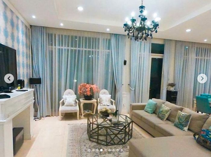 Ruang keluarga di rumah mewah Arie Untung dan Fenita Arie yang kemungkinan besar nantinya akan berubah wujud setelah renovasi.