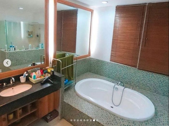 Salah satu area kamar mandi di rumah mewah Arie Untung dan Fenita Arie yang dilengkapi sebuah bathtub.