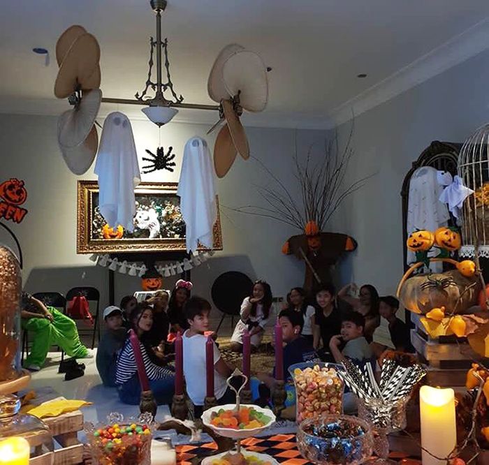 Dekorasi Halloween party di rumah Mayangsari
