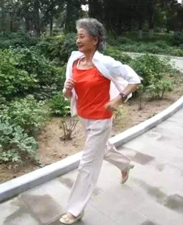 「奶奶跑步」的圖片搜尋結果